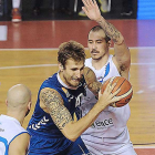 Javi Vega intenta hacerse un hueco en la zona en un choque de la pasada temporada.-ISRAEL L. MURILLO