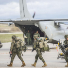 Los primeros efectivos llegaron ayer por aire al aeropuertode Villafría.-ISRAEL L. MURILLO