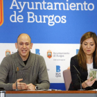 Alberto González, impulsor de la guía, y Carolina Blasco, teniente de alcalde, durante la presentación.-RAÚL G. OCHOA