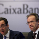 Gonzalo Cortázar y Jordi Gual, durante la presentación de los resultados de CaixaBank en Barcelona.-ALBERT GEA
