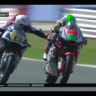 Romano Fenati toca el freno de la moto de Stefano Manzi.-