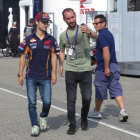 Un aficionado se hace una foto con Dani Pedrosa cuando el piloto catalán acudía a la reunión de Assen.-EMILIO PÉREZ DE ROZAS