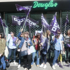Las trabajadoras de Douglas se manifestaron el jueves 12 enfrente de la tienda de calle Vitoria.-RAÚL G. OCHOA