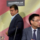 Joan Laporta pasa por detrás de Josep Maria Bartomeu en un acto por las selecciones catalanas, en julio del 2015.-FERRAN NADEU