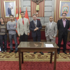 Ángel Ibáñez y Javier Lacalle posan con los representantes de clubes y federaciones deportivas.-SANTI OTERO
