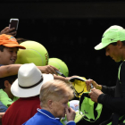 Rafael Nadal firma unos autógrafos en Miami.-EFE