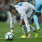 Garet Bale mira el balón durante el partido contra el Valencia.-FRANCISCO SECO / AP