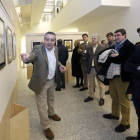 Adolfo Alonso Ares desvela los entresijos de una pintura a Alejandro Sarmiento, Pablo R. Lago, Fernando Gómez, Juan Luis Arsuaga y Ángel Ibáñez, entre otros.-Raúl Ochoa
