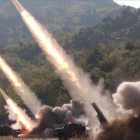 Fotografía cedida por la Agencia de Noticias Central de Corea del Norte (KCNA) que muestra el lanzamiento de misiles durante un simulacro de ataque de unidades militares ayer jueves, en un lugar no revelado.-KCNA