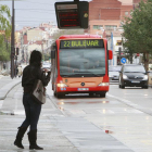 Una mujer espera a un autobús en una de las paradas del Bulevar.-RAÚL G. OCHOA