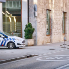 Una patrulla de la Policía Local, en un control de velocidad en la calle Santander. ECB
