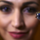 Una modelo posa con el diamante 'Blue Moon', ahora 'Blue Moon Josephine', en la casa de subastas Sotheby's, en Ginebra.-DENIS BALIBOUSE / REUTERS