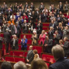 Los parlamentarios franceses aplauden tras el voto a favor del Estado palestino, este martes en París.-Foto: AP / MICHEL EULER