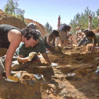 El equipo de Francisco Etxeberría, en 2010, trabajando  con sumo cuidado en la primera fosa que se abrió en La Pedraja en 2010 donde se encontraron los órganos preservados.-SANTI OTERO
