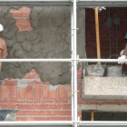 Dos obreros cubren una fachada.-ISRAEL L. MURILLO