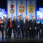 Autoridades municipales y de la Policía Local con los agentes, mandos de otros cuerpos y ciudadanos reconocidos por su trabajo hacia los demás.-RAÚL G. OCHOA