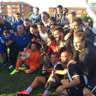 La plantilla del BurgosCF posa con el Trofeo de La Galleta conquistado ayer en Aguilar de Campoo.-TWITTER/ BURGOS CF