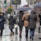 Varias personas pasean por una céntrica calle de Granada a pesar de la nieve que ha caído en las últimas horas en la ciudad, donde se ha declarado la alerta amarilla debido a las consecuencia del temporal de viento, frío y nieve que afecta a casi todo el -MIGUEL ÁNGEL MOLINA / EFE