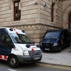 Furgonetas de los Mossos de Esquadra y de la Policía Nacional en Barcelona.-RICARD CUGAT