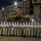 Los cofrades cargan a hombros el paso de Jesús con la Cruz a cuestas en la procesión del pasado jueves.-SANTI OTERO