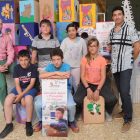 Alberto Mollón (izquierda) y Pablo González (derecha) junto a los cinco alumnos ganadores creadores del corto que se ha hecho con el segundo puesto en el certamen.-ISRAEL L. MURILLO
