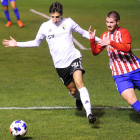 Guillermo trata de zafarse del marcaje de un defensor del Sporting de Gijón B. ISRAEL L. MURILLO