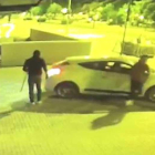Dos de los asaltantes se bajan del coche, uno con una maza en la mano.-ECB