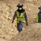 Dos trabajadores del estadio Al-Wakra de Catar, una de las sedes del Mundial del 2022.-MAYA ALLERUZZO