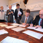 Javier Lacalle y Emilio Miguel Amo (d.) firman el documento de cesión en una solemne estancia del Palacio de Castilfalé.-Israel L. Murillo