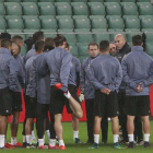 Los jugadores del Madrid escuchan a Zidane en el entrenamiento en el Ejército Polaco, campo del Legia.-AP / CZAREK SOKOLOWSKI