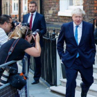 Boris Johnson abandona la oficina central de su campaña en Londres.-AP / TOLGA AKMEN