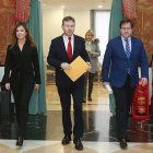 El alcalde, Javier Lacalle, hizo balance de 2017 en el Salón Rojo, acompañado por Blasco y Foronda.-RAÚL G. OCHOA