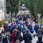 La avenida principal del cementerio de Burgos repleta de personas mientras el arzobispo celebraba la misa del día de Todos los Santos. SANTI OTERO