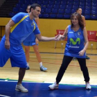Pedro Sánchez y Ana Rosa Quintana, durante el partidillo de baloncesto.-Foto: MEDIASET