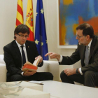 Puigdemont y Rajoy, en la Moncloa, en abril del 2016.-DAVID CASTRO