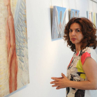 Belén de la Parte, junto a algunas de las pinturas realizadas con pigmentos naturales que visten el Espacio de Arte Ural Motor.-Israel L. Murillo