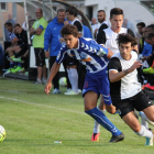 Andrés lucha con un rival durante un partido.-DEPORTIVOALAVES:COM