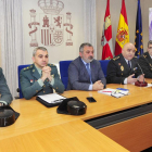En el centro, De la Fuente, flanqueado por los mandos de Policía yGuardiaCivil.-ISRAEL L. MURILLO