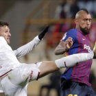 Arturo Vidal pelea por un balón en el Reino de León con Jorge Ortiz, de la Cultural Leonesa-EFE / LAVANDEIRA JR