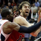 Gasol intenta superar a Millsap en el partido del lunes ante Atlanta.-Foto: DAVID GOLDMAN / AP