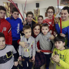 Regina Peñacoba, rodeada de los Danzantes de Burgos.-Raúl Ochoa