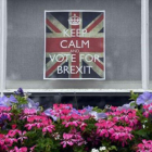 Cartel por el 'brexit' en una ventana de Chelsea (Londres).-REUTERS / TOBY MELVILLE