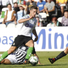 Uxío sale al encuentro de Héber en el partido disputado ayer.-TWITTER / @REALRACINGCLUB