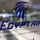 El logo de Egyptair en un mostrador de la aerolínea en el aeropuerto Charles de Gaulle.-AP / RAPHAEL SATTER