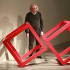El escultor asturiano Herminio Álvarez inauguró ayer su exposición ‘Equilibrio’ en la sala Pedro Torrecilla.-RAÚL G. OCHOA