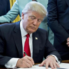 El presidente de Estados Unidos, Donald Trump, firma una orden ejecutiva en el despacho oval.-EFE