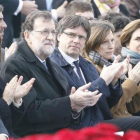 Mariano Rajoy y Carles Puigdemont, entre otras autoridades, en el acto de reconocimiento a las víctimas del accidente de GermanWings.-FERRAN NADEU