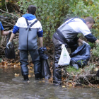 Un grupo de Voluntarios de CaixaBank colaboran en la extracción de la ‘basura’ del río a su paso por la ciudad.-RAÚL OCHOA
