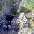 Dos operarios trabajan en la intervención de 2014 y 2015 en el Castillo de Serracín, en Vega de Valcarce (León).-ICAL