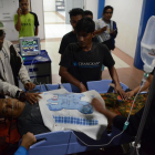 Evacuación de un paciente en un hospital de Padang (zona occidental de Sumatra) tras un terremoto.-RUS AKBAR (AFP)